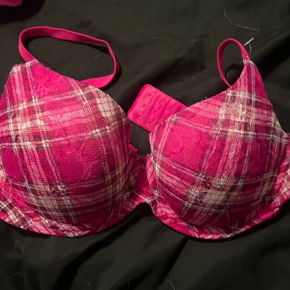 Pink wired push-up bra